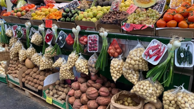 Bolsas con papas arrugadas en uno de los puestos / AH Bolsas con papas arrugadas en uno de los puestos / AH
