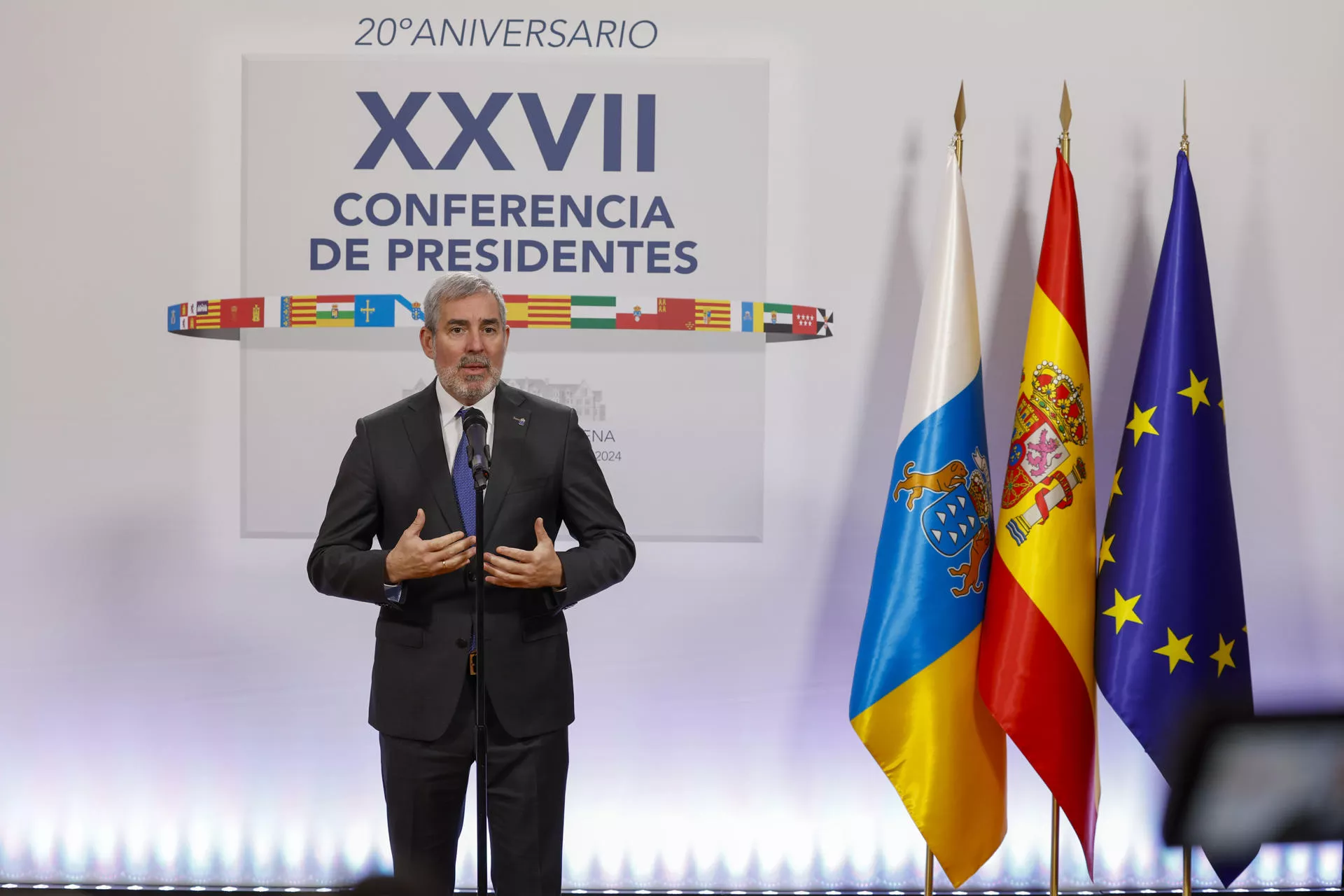 La Conferencia de Presidentes concluye sin acuerdos, pero Clavijo destaca el consenso sobre menores. En la imagen, el presidente de Canarias valora en rueda de prensa el encuentro autonómico. / JAVIER ETXEZARRETA-EFE