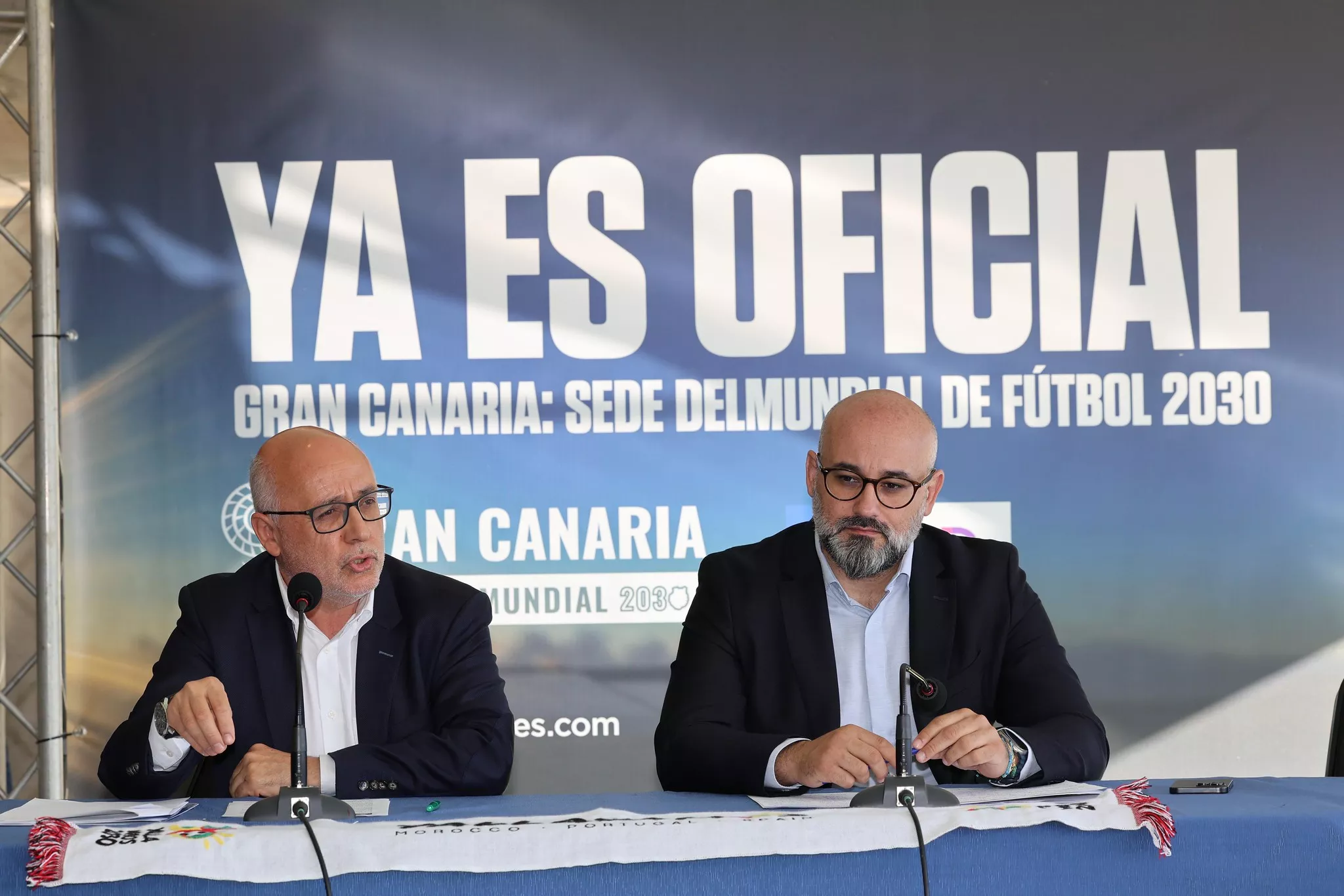 Antonio Morales, presidente del Cabildo, y Aridany Romero, consejero de Deportes del Cabildo grancanario recalcan que “el Mundial 2030 nos permite mostrar al mundo quiénes somos y lo que somos capaces de ofrecer”. / AH 