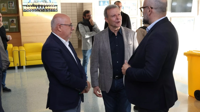 Antonio Morales, Marino Alduán y Aridany Romero dialogan antes del desayuno informativo en el Estadio de Gran Canaria. / AH Antonio Morales, Marino Alduán y Aridany Romero dialogan antes del desayuno informativo en el Estadio de Gran Canaria. / AH