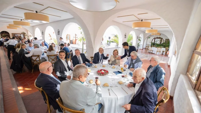 Los asociados en plena tertulia tras los discursos de las presidentas de Asocelpa y de la Autoridad Portuaria. / AH Los asociados en plena tertulia tras los discursos de las presidentas de Asocelpa y de la Autoridad Portuaria. / AH