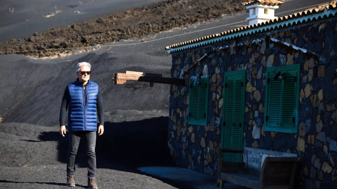 Vicente Leal, al lado de uno de los muros de la vivienda turística. / LUIS G. MORERA-EFE