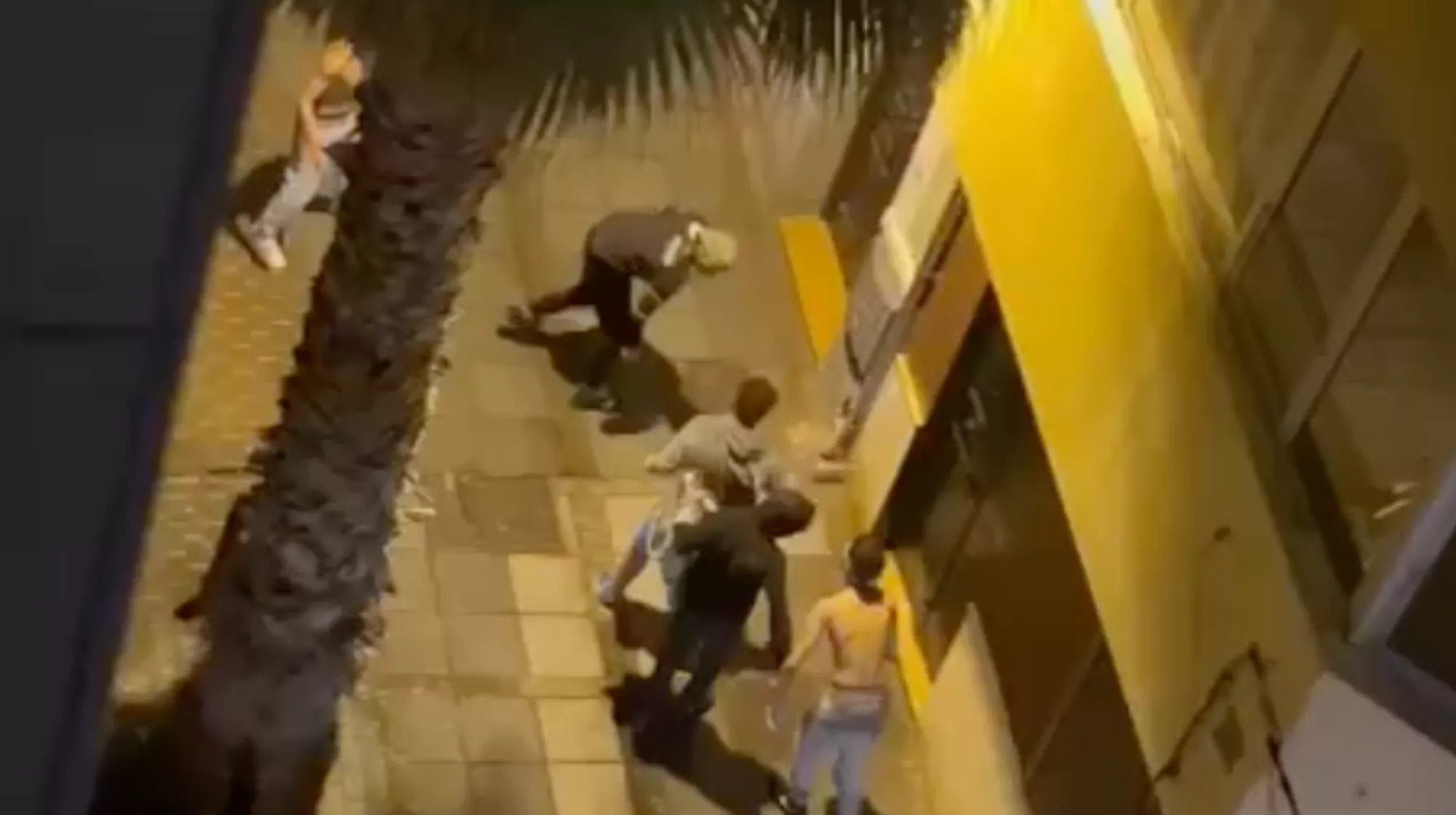 La Jefa de la Policía Local admite problemas de seguridad en Las Canteras durante la madrugada. En la imagen, una reyerta en las calles Torre Quevedo y Mariana de Pineda. / AH