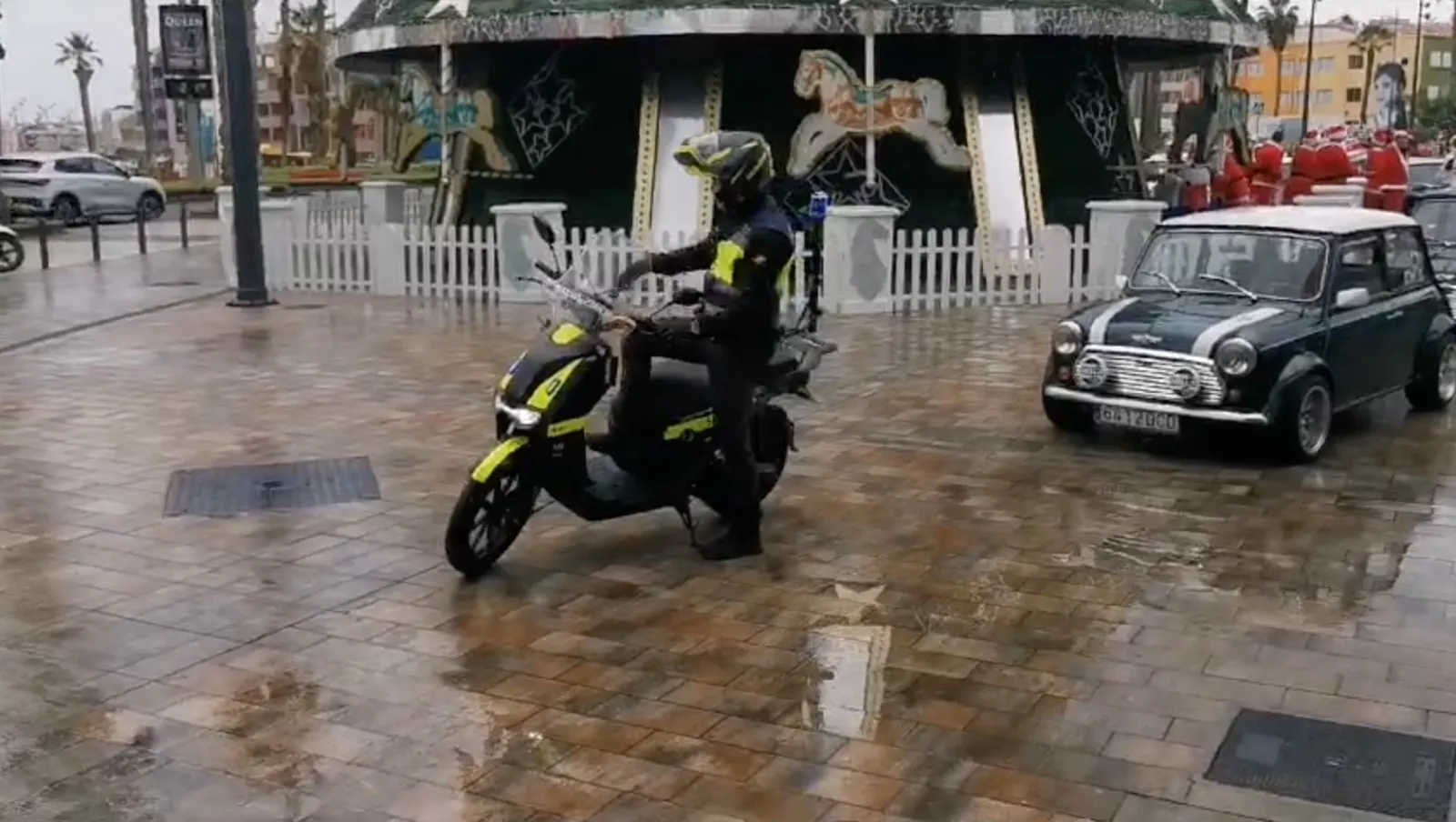 La Fiscalía denuncia a una ONG por usurpar funciones de la Policía Local de Las Palmas. En la imagen, un miembro de Salvamento y Emergencias Sanitarias abre la comitiva que salió desde el CC Las Arenas. / AH