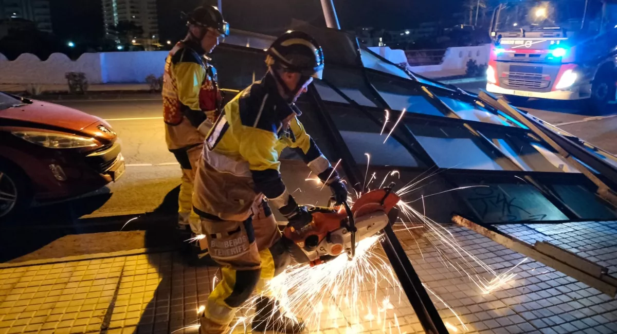 Bomberos cortando una valla caída por el viento provocado por Dorothea. CABILDO DE TENERIFE