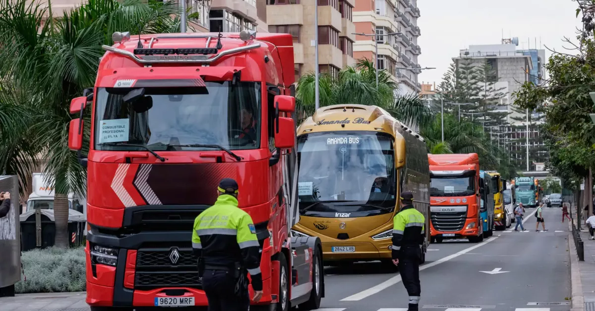 Imagen de la movilización de transportistas / Ángel Medina G - EFE