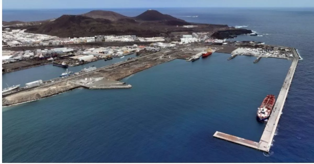 Parcela de la Dársena de África que la Autoridad Portuaria quiere dedicar al negocio de las energías renovables, entre ellas la eólica marina. / AH