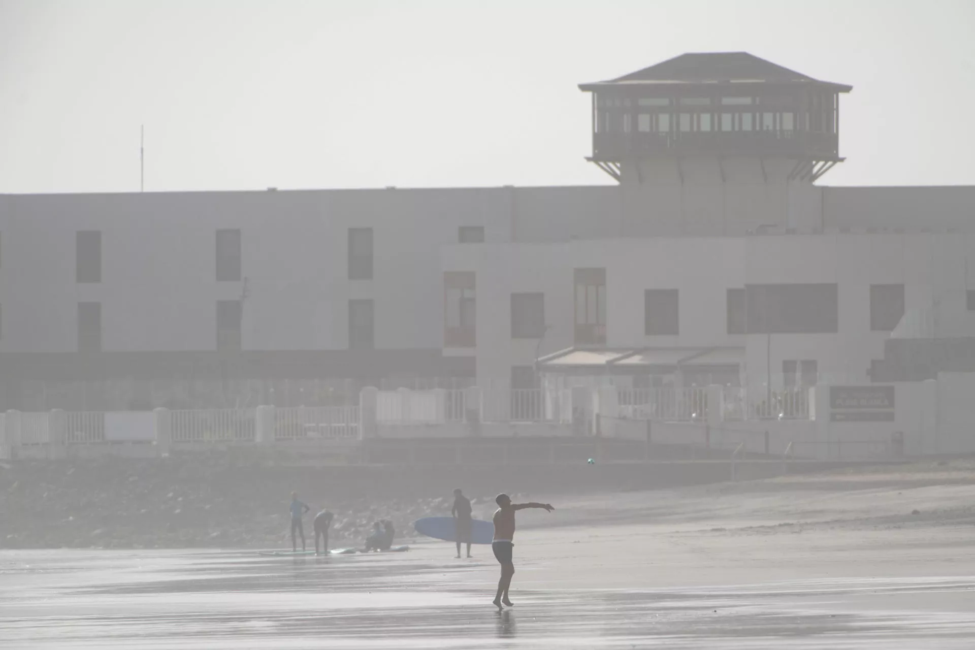 Intensa calima en Playa Blanca, en Puerto del Rosario (Fuerteventura)./ EFE