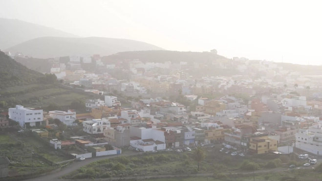 La calima cubre este martes la ciudad de La Laguna (Tenerife)./ EFE
