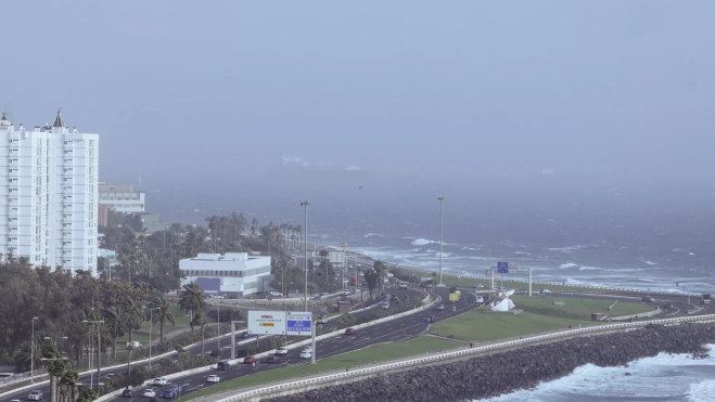 Vista de la calima sobre el litoral de Las Palmas de Gran Canaria./ EFE