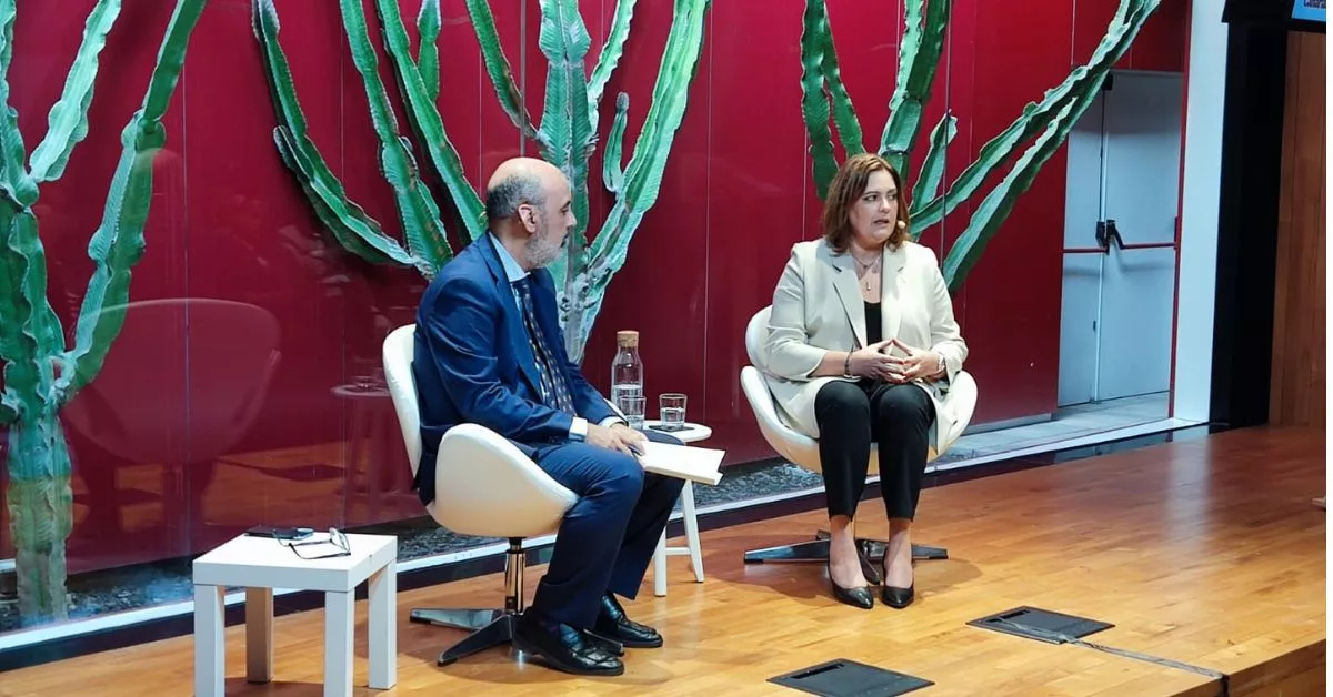 El director de 'Canarias 7', Francisco Suárez Álamo, junto a la presidenta de la Autoridad Portuaria de Las Palmas, Beatriz Calzada. / AH