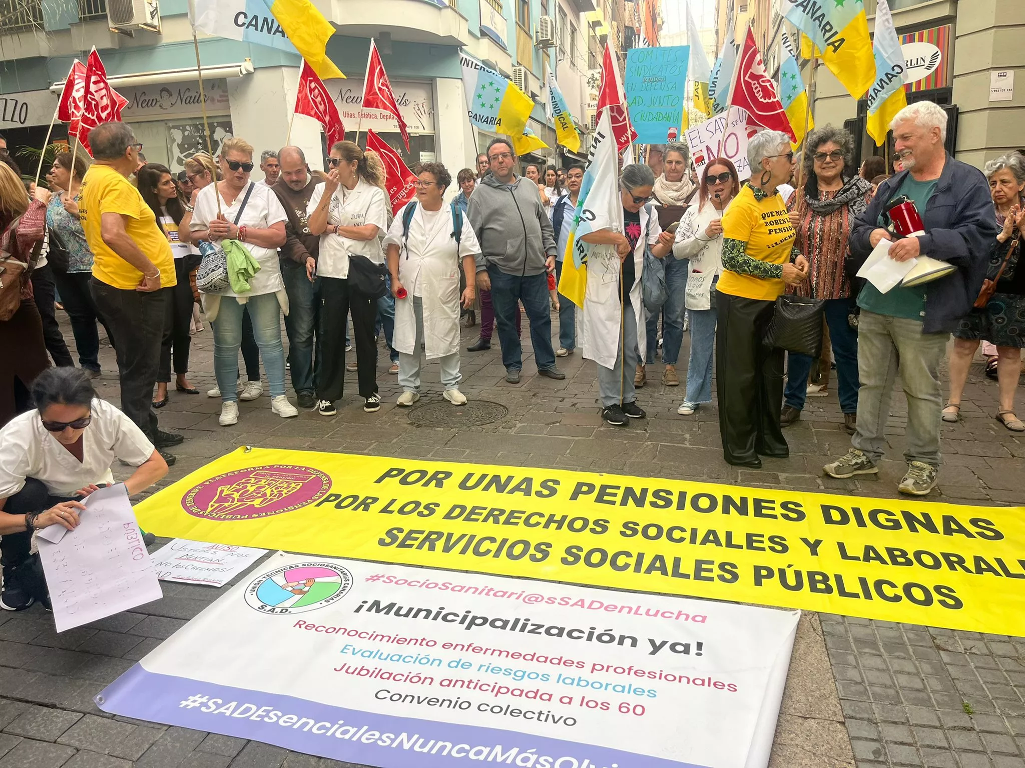 Manifestación en Santa Cruz de Tenerife contra el cambio de modelo del sistema de ayuda a domicilio en el municipio / AH / BELA CABRERA