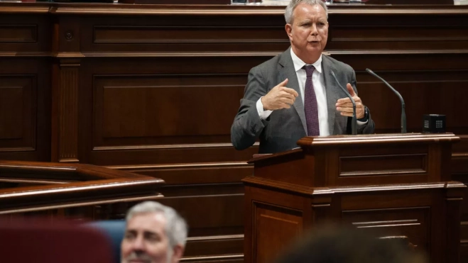El diputado del grupo socialista, Sebastián Franquis, interviene en el pleno del Parlamento de Canaria. RAMÓN DE LA ROCHA EFE