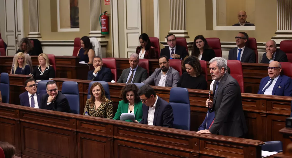 Miembros del Gobierno de Canarias con los grupos populares y nacionalistas en el Parlamento de Canarias. / ACFI PRESS