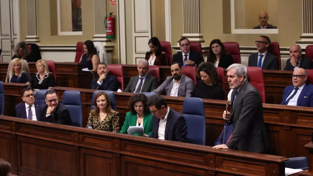 Miembros del Gobierno de Canarias con los grupos populares y nacionalistas en el Parlamento de Canarias. / ACFI PRESS Miembros del Gobierno de Canarias con los grupos populares y nacionalistas en el Parlamento de Canarias. / ACFI PRESS