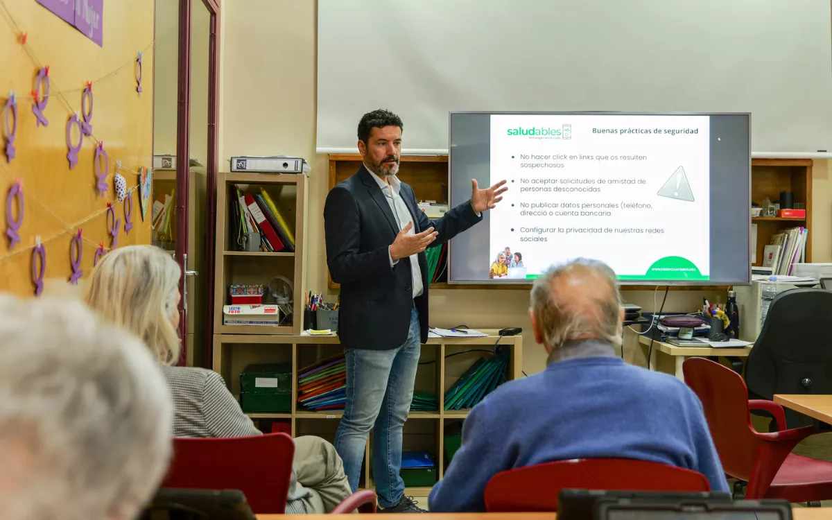 La Fundación Cibervoluntarios forma a 7.000 canarios en competencias digitales durante 2024. / AH