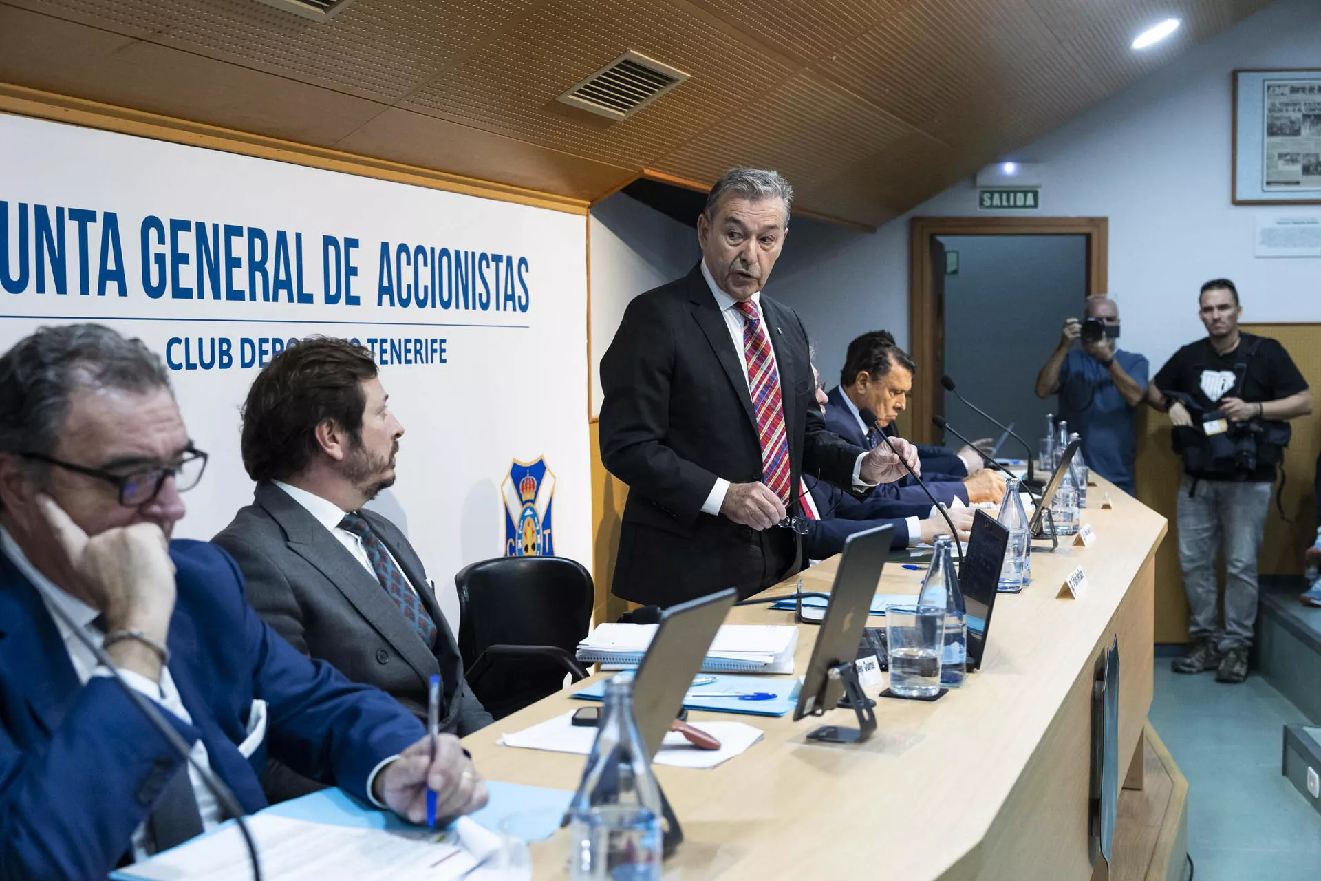 Rayco García toma el mando del CD Tenerife. Paulino Rivero, en el centro de la imagen, durante la junta de accionistas de este martes. / MIGUEL BARRETO-EFE