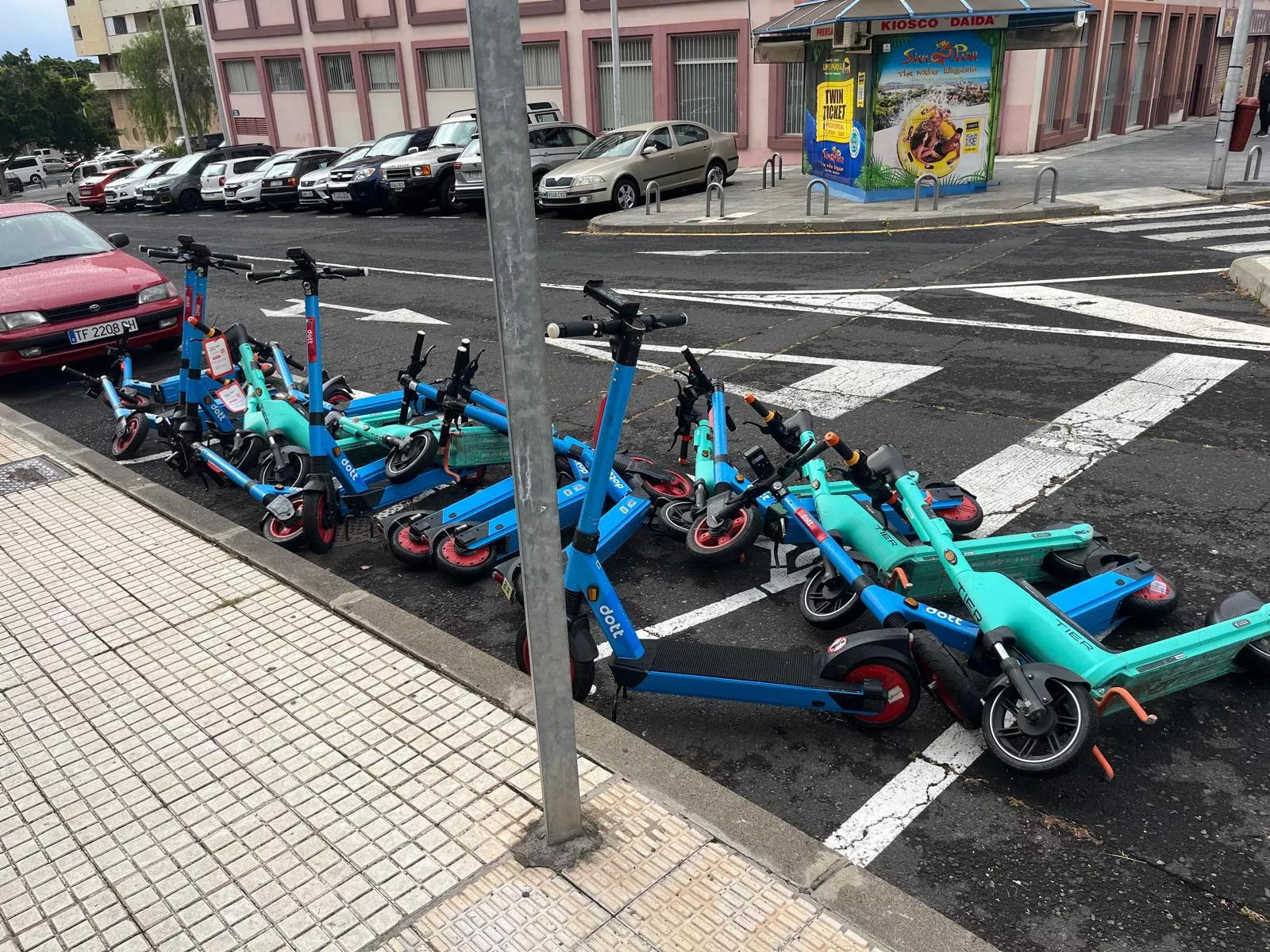 Patinetes Dott y TIER caídos en la calzada por rachas de viento / AH / BELA CABRERA