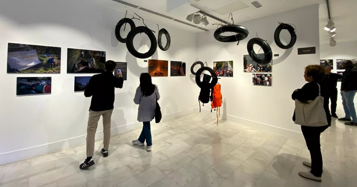 Una de las salas de la exposición con fotografías y elementos de las embarcaciones de la Ruta Canaria / AH