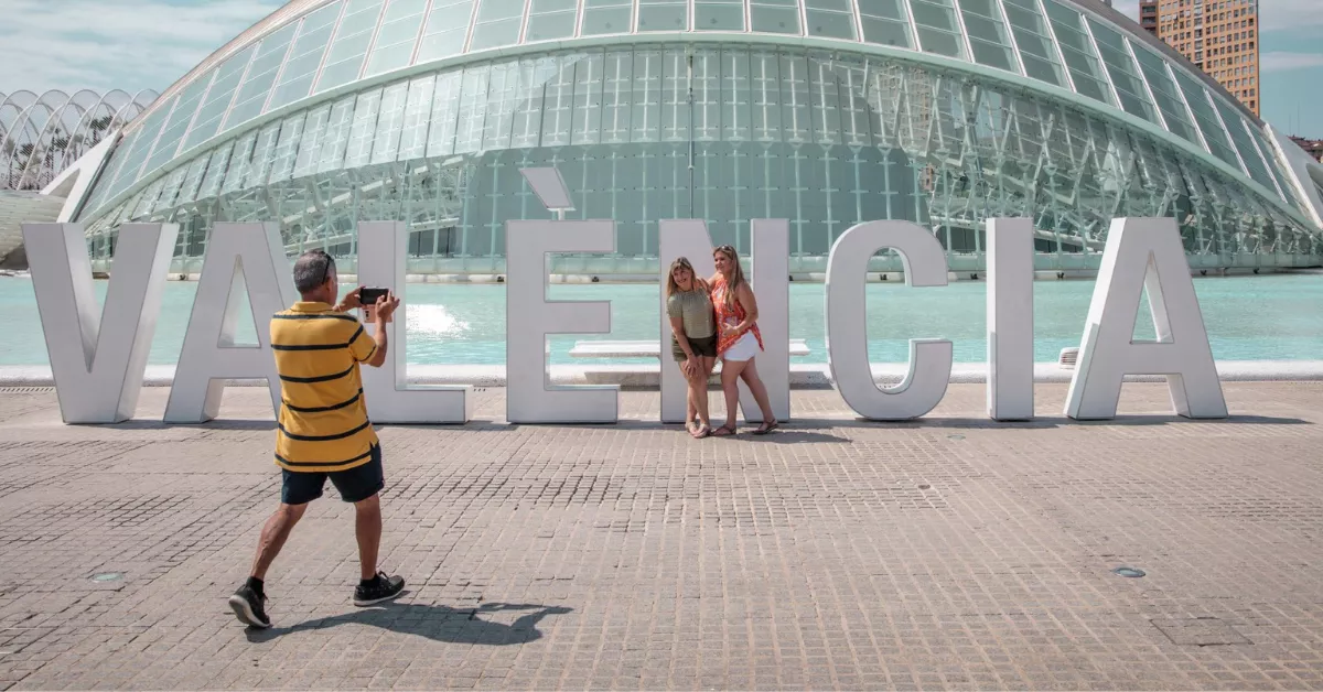Turistas se sacan una foto en la Ciudad de las Artes y las Ciencias de Valencia, ciudad a la irá Binter / EFE