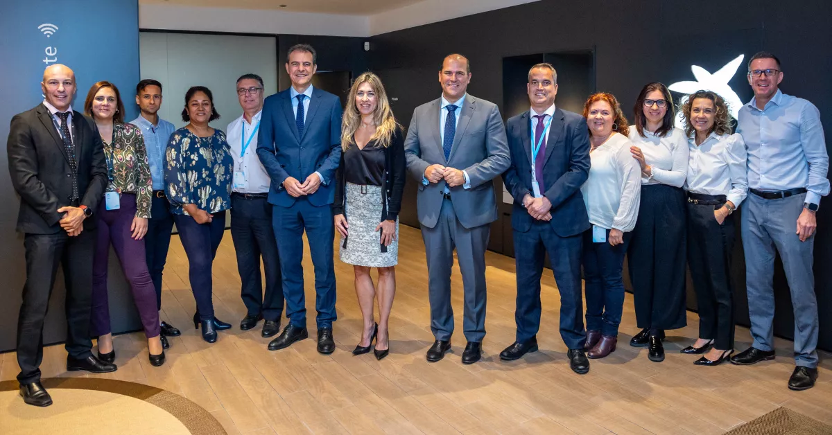 Equipo de la nueva Store San Gregorio junto al director territorial de CaixaBank, Manuel Afonso, y la directora comercial de Red, Miriam Falcón / CAIXABANK