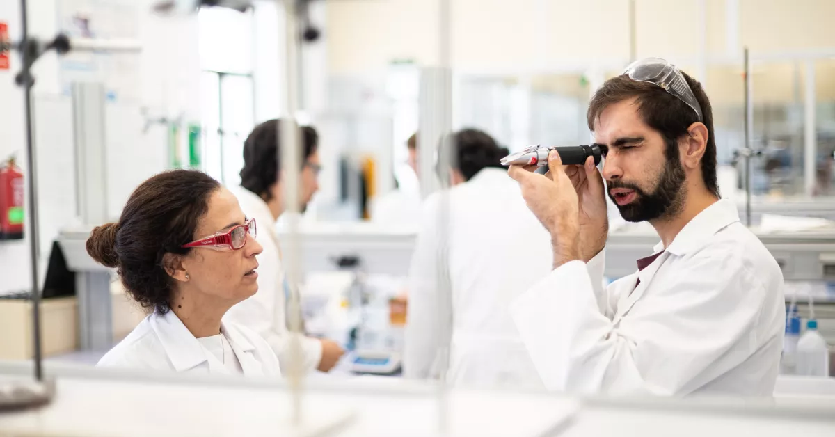  Estudiantes de FP realizan prácticas en un laboratorio / CAIXABANK
