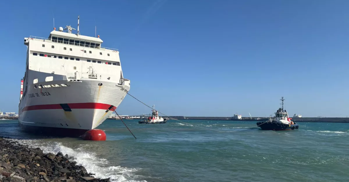  El barco de Armas accidentado en el Puerto de La Luz / AH