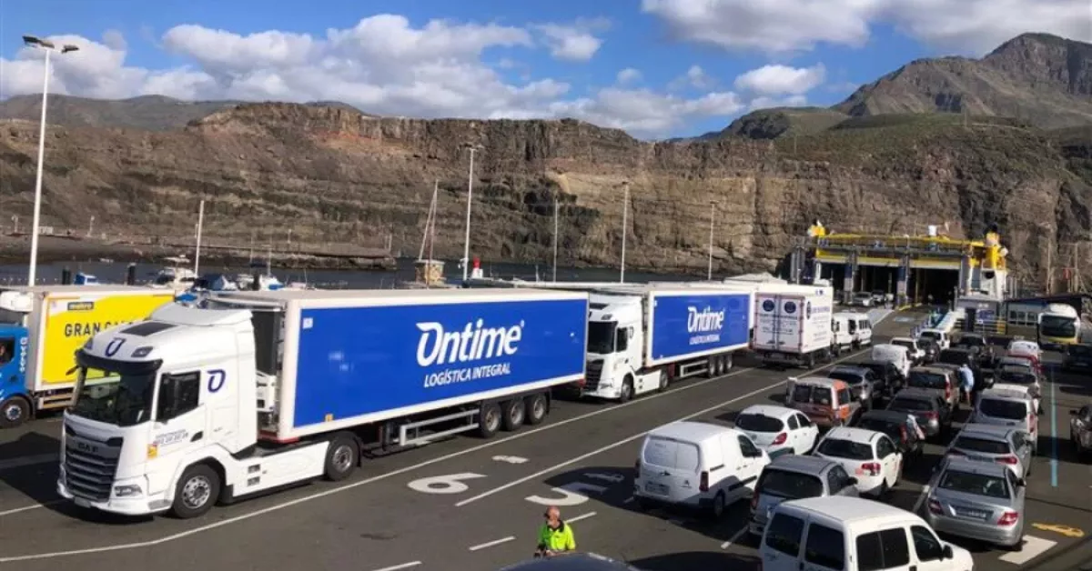 Camiones de Onetime desembarcando de un barco de Fred. Olsen en Canarias./ ONETIME