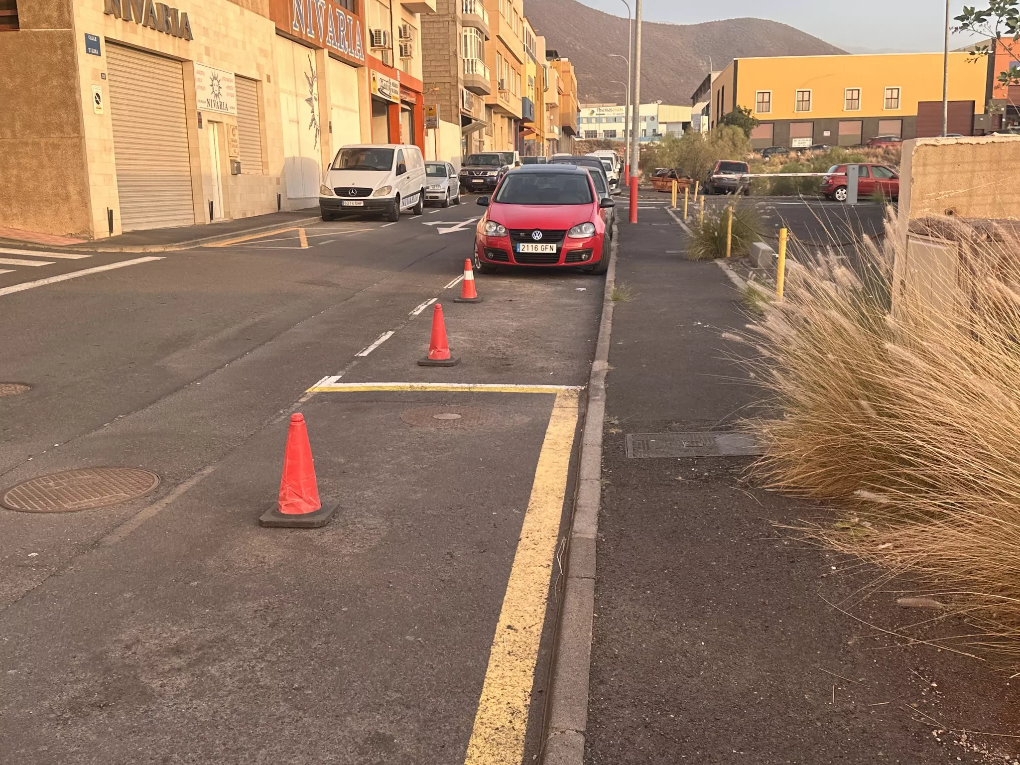 Espacio de aparcamientos reservado a través de unos conos en Las Chafiras / ÁNGELES BELTRÁN