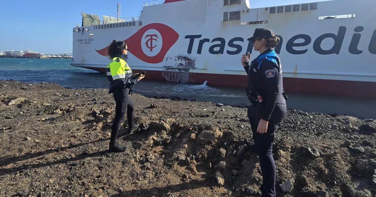 Una agente de la Policía Portuaria junto al barco que sufrió el incidente / AH