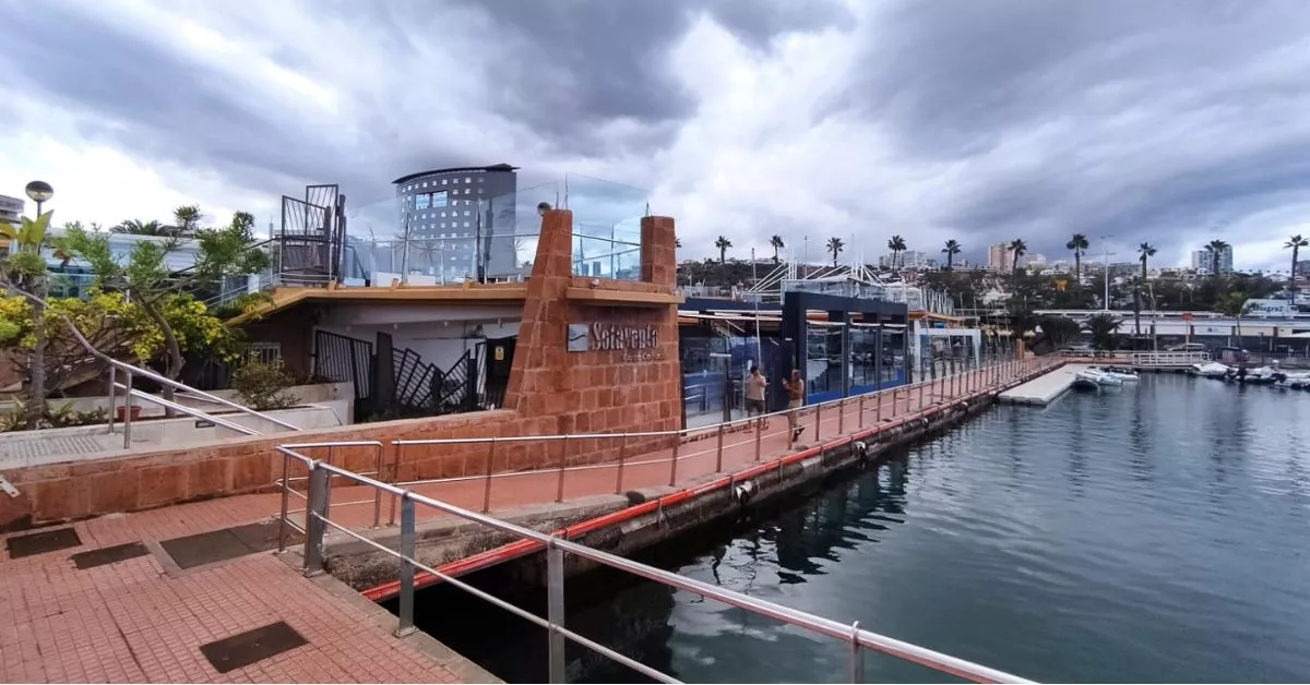 El Centro Comercial Sotavento, en el Muelle Deportivo de Las Palmas de Gran Canaria, con cuatro negocios amenazados de cierre por el impago de una deuda que supera los 400.000 euros. / M. REYES