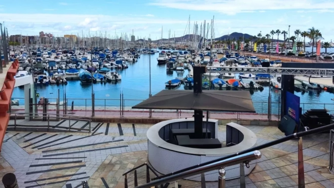 Interior del Sotavento, con su popular terraza de copas y discoteca cerrada. / AH