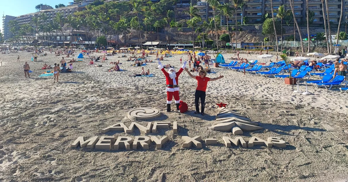 La playa de Anfi del Mar, con el complejo turístico detrás, en el municipio de Mogán, que sale a subasta por decisión del Juzgado de lo Mercantil. / AH