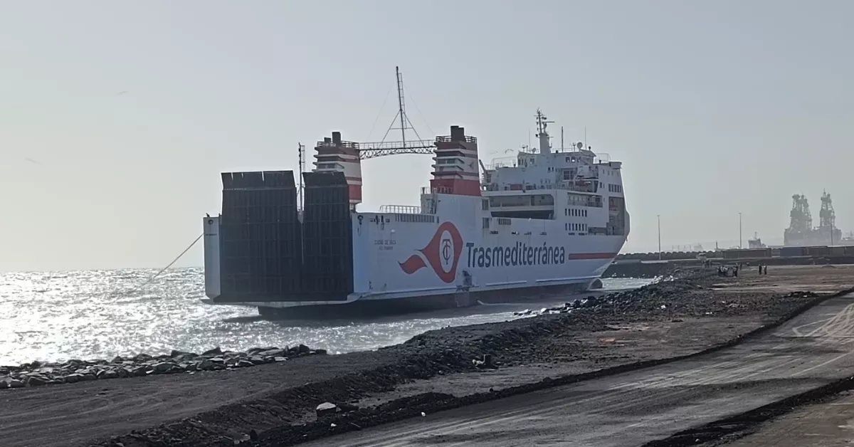 El barco 'Ciudad de Ibiza', de Naviera Armas-Trasmediterránea, encallado tras estrellarse contra una escollera del puerto de Las Palmas./ CEDIDA
