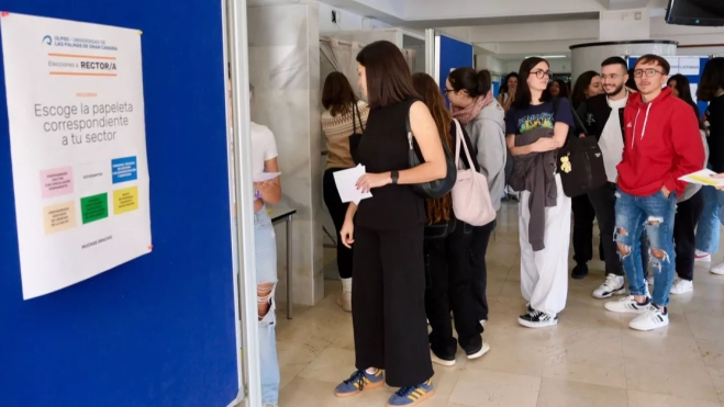 Estudiantes votando en la segunda vuelta / ULPGC Estudiantes votando en la segunda vuelta / ULPGC