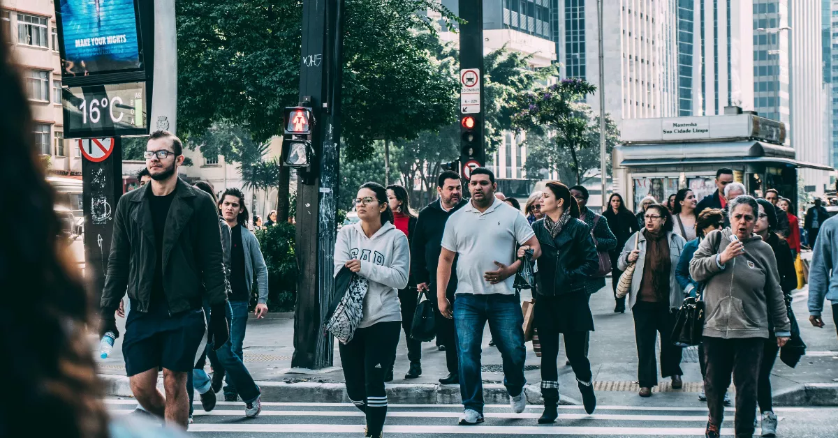 Imagen de personas caminando por el mundo / PEXELS