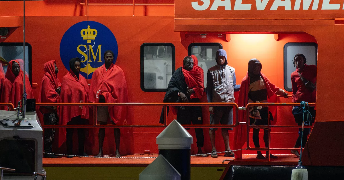 Supervivientes de la embarcación que ha naufragado en aguas de Marruecos cerca de Lanzarote. / ADRIEL PERDOMO-EFE