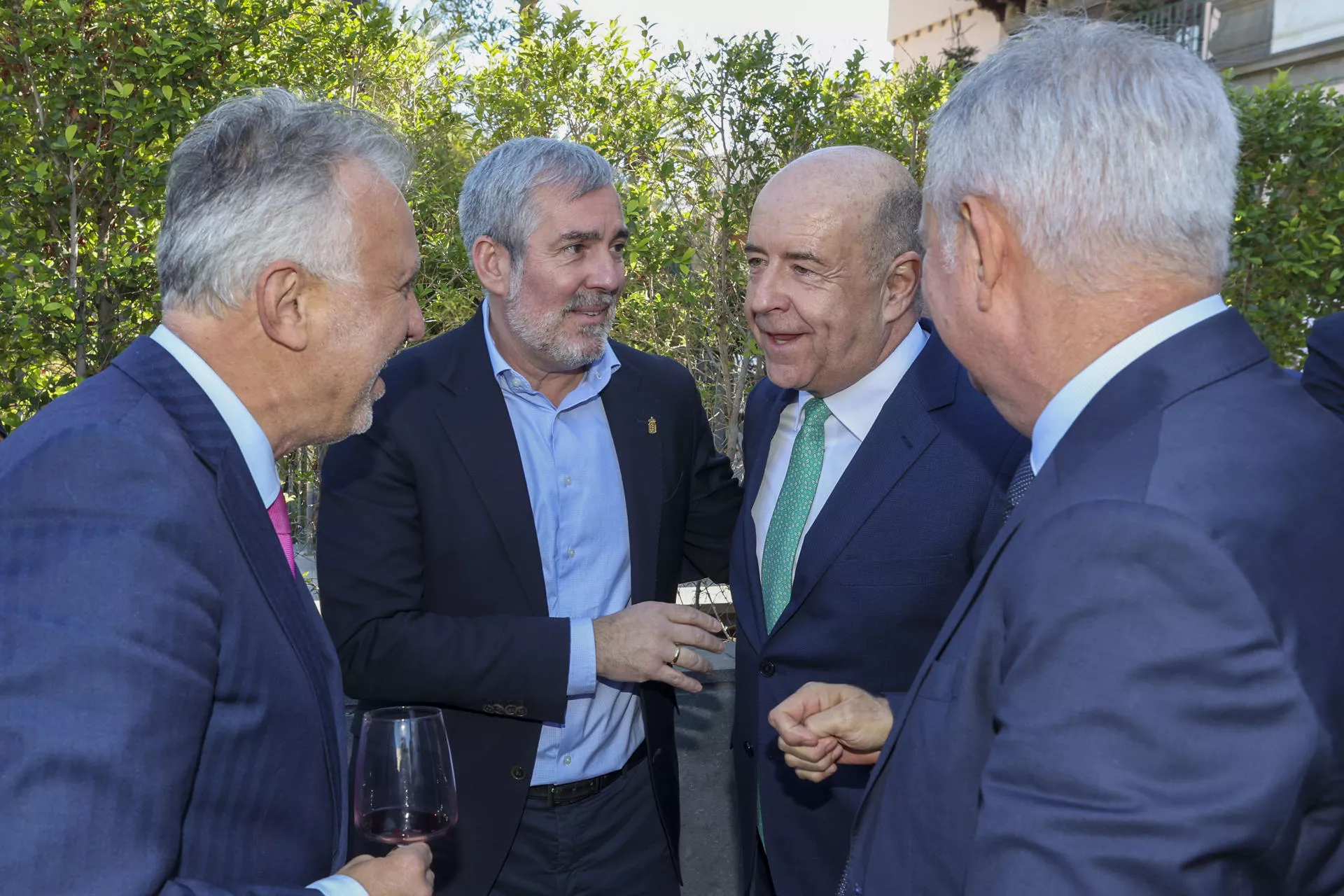 Canarias cierra 2024 con buenos datos económicos, pero Pedro Ortega advierte de una ralentización. En la imagen, el presidente de la CCE charla con Ángel Víctor Torres, Fernando Clavijo y Sebastián Franquis. / ELVIRA URQUIJO A.-EFE