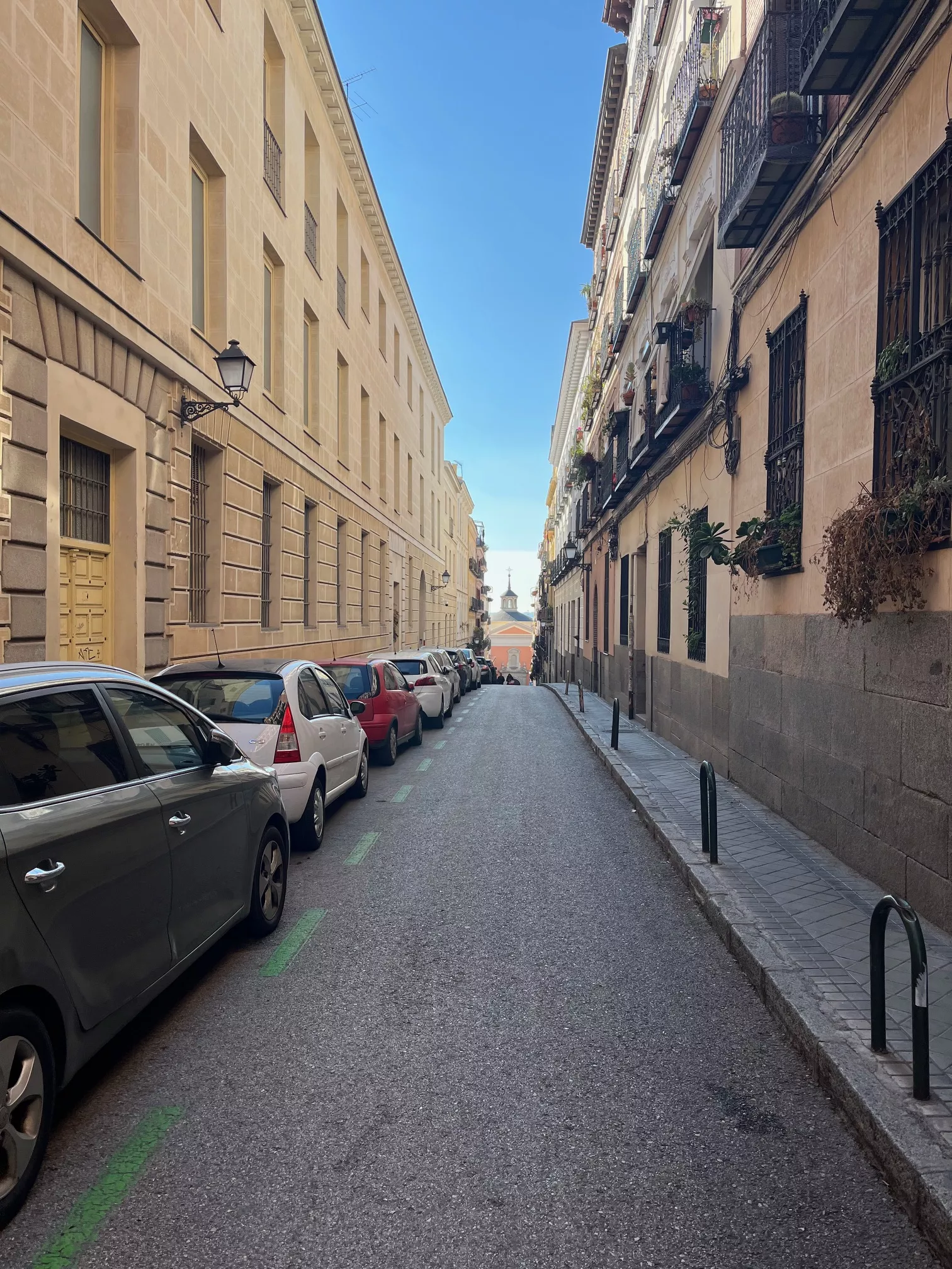 Imagen de las calles galdosianas de San Cosme y San Damián, en Madrid, el pasado 15 de enero. / AH