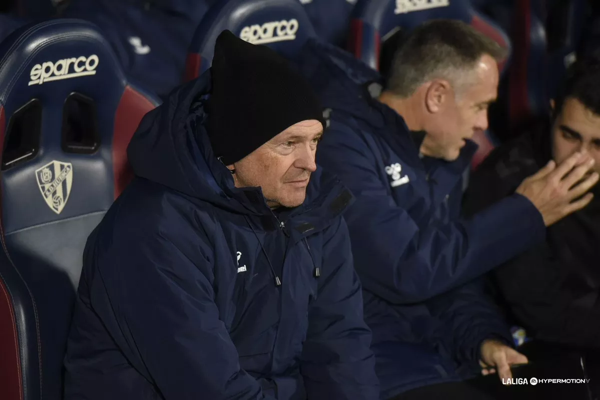 Pepe Mel, impasible en el Huesca-Tenerife./ LIGA HYPERMOTION