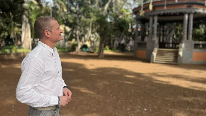 Juan Antonio Rojas en la plaza del Príncipe en Santa Cruz de Tenerife / AH / BELA CABRERA Juan Antonio Rojas en la plaza del Príncipe en Santa Cruz de Tenerife / AH / BELA CABRERA