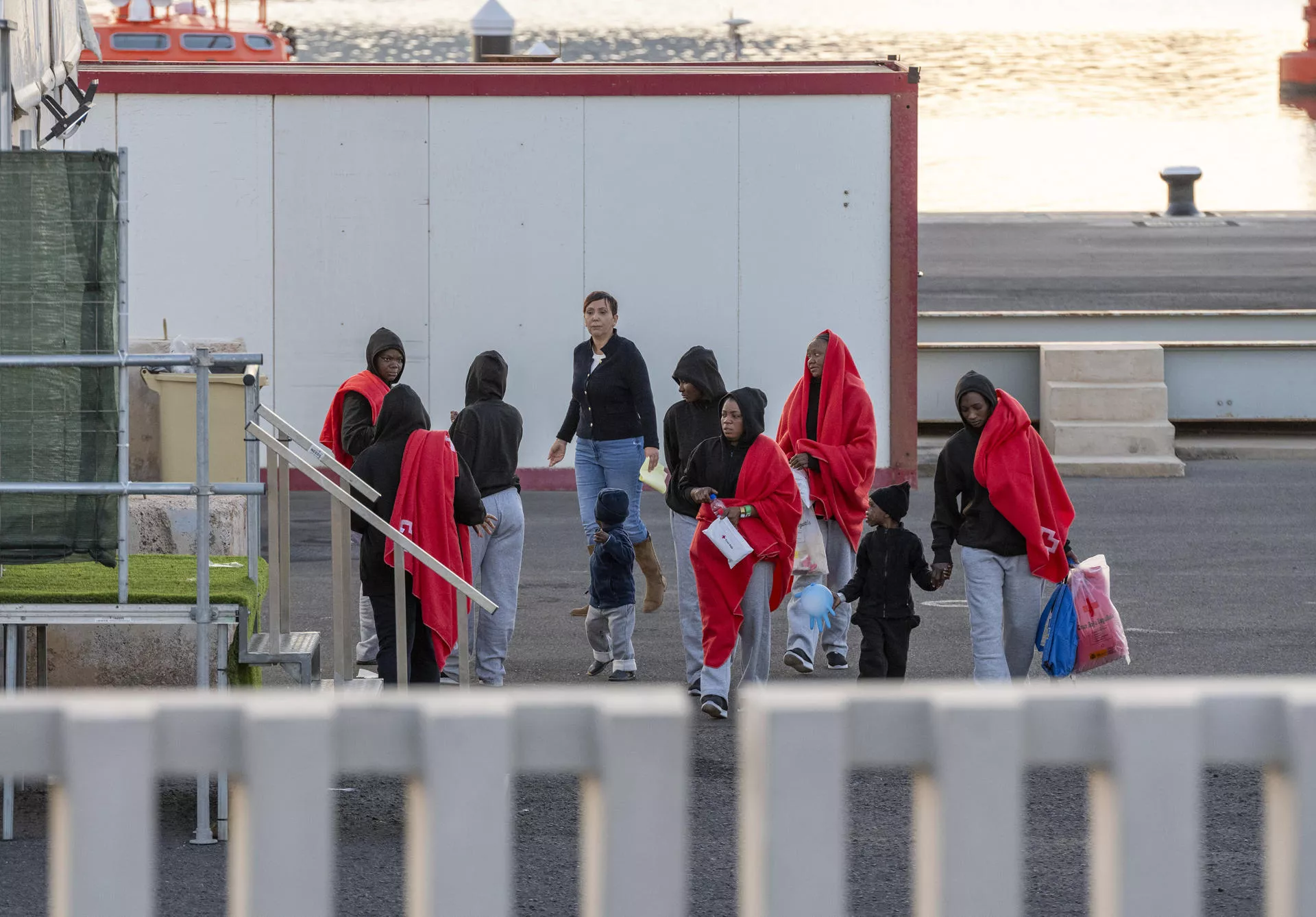 Un centenar de personas migrantes, llegadas en las últimas 24 horas, han pasado la noche en la carpa habilitada en el puerto de Arrecife./ EFE