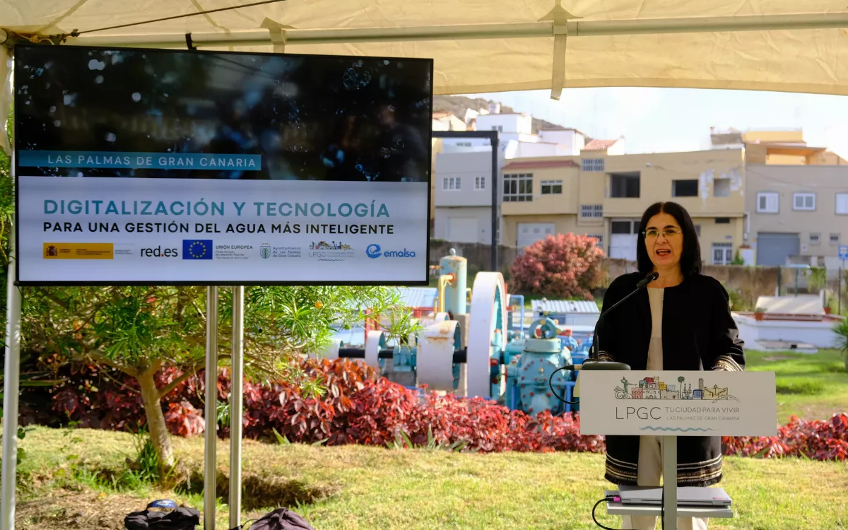 Las Palmas y Emalsa modernizan la red de saneamiento con tecnología inteligente. En la imagen, la alcaldesa, Carolina Darias. / AH