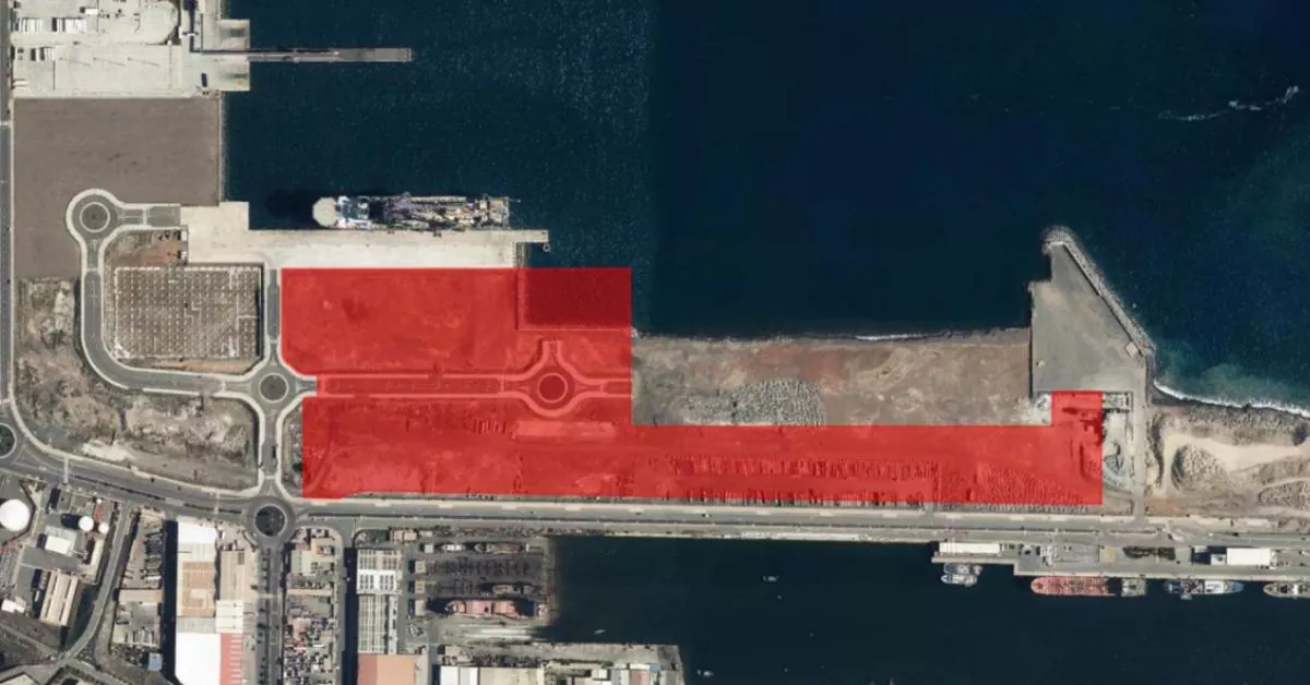 La parcela prevista para el negocio de las energías renovables en el Puerto de Las Palmas, con el suelo sin colorear que ha devuelto Zamakona. / AH La parcela prevista para el negocio de las energías renovables en el Puerto de Las Palmas, con el suelo sin colorear que ha devuelto Zamakona. / AH