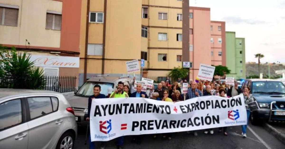 Una manifestación de la asociación de vecinos Rehoyas Avanza, que quieren personarse en el 'caso Valka' y el juez les exige 12.000 de fianza, a pesar de que son los denunciantes del origen del caso. / AH