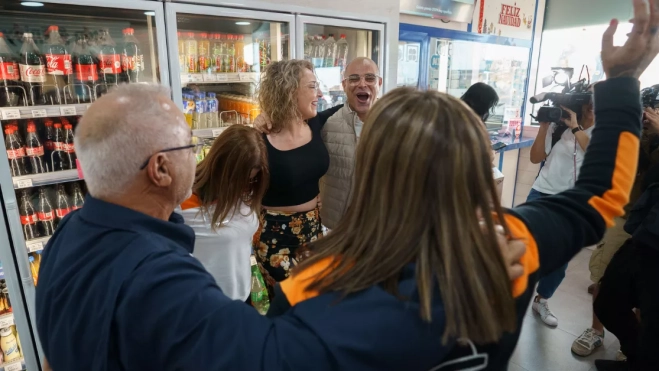 Propietarios y empleados de la gasolinera La Chasnera en el km 54 de la autopista TF-1 del municipio de Granadilla de Abona, donde ha caído el tercer y primer cuarto premio de la Lotería de Navidad / EF Propietarios y empleados de la gasolinera La Chasnera en el km 54 de la autopista TF-1 del municipio de Granadilla de Abona, donde ha caído el tercer y primer cuarto premio de la Lotería de Navidad / EF