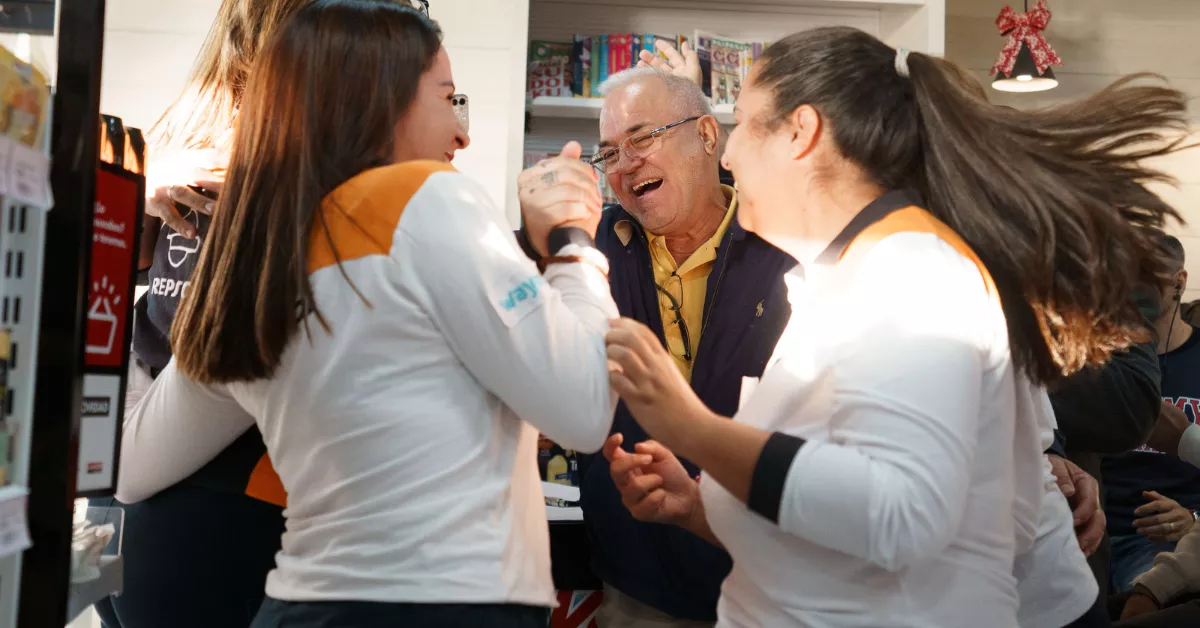 La gasolinera de Granadilla celebra los dos cuartos premios y el tercero de la Lotería de Navidad / EFE