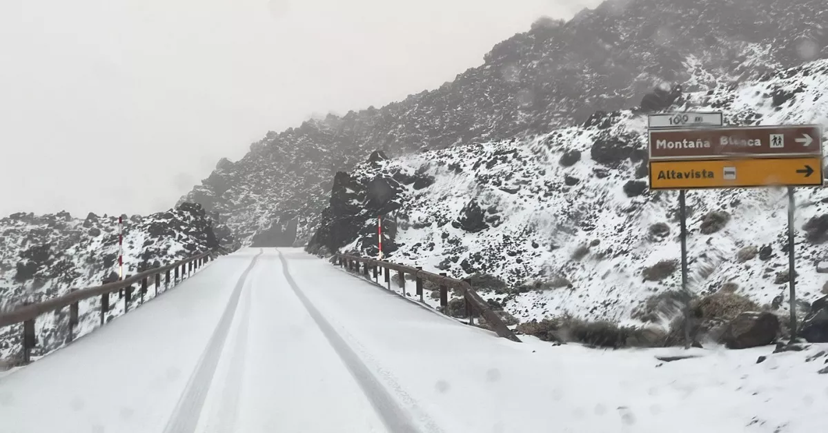 La nieve y el hielo obligan a cerrar las carreteras hacia el Teide. / CABILDO DE TENERIFE