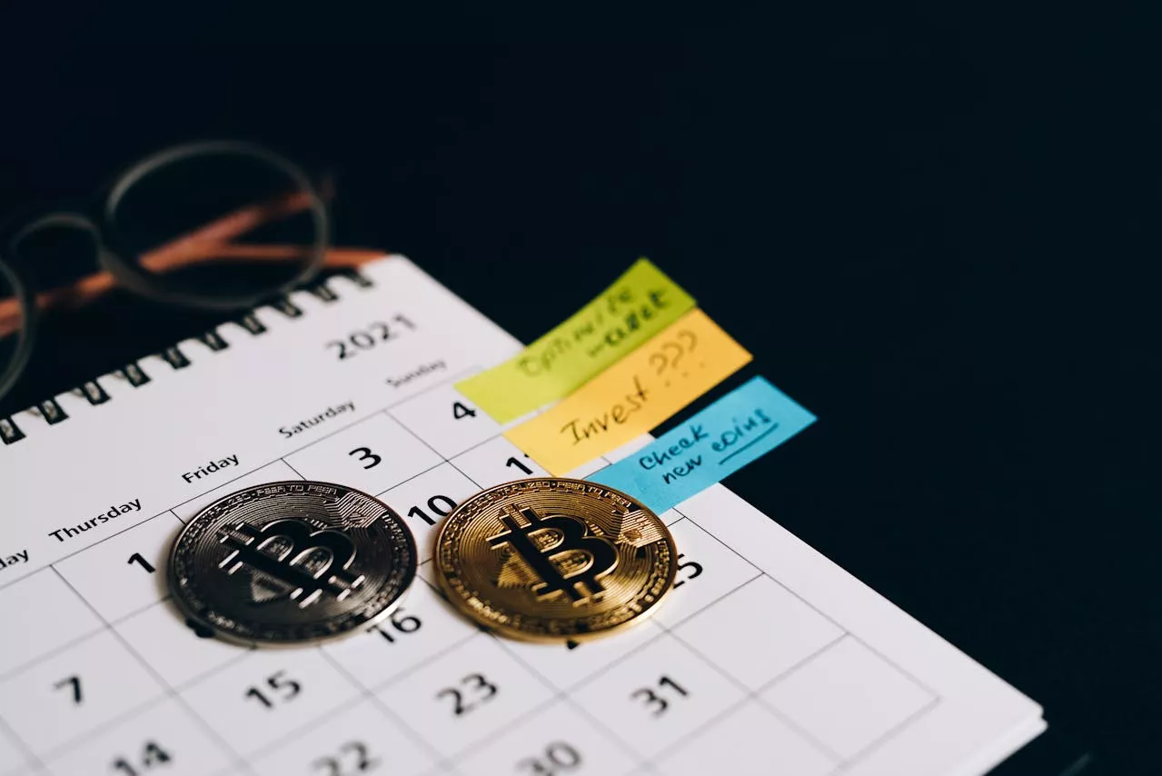Criptomonedas, calendario y notas / PEXELS