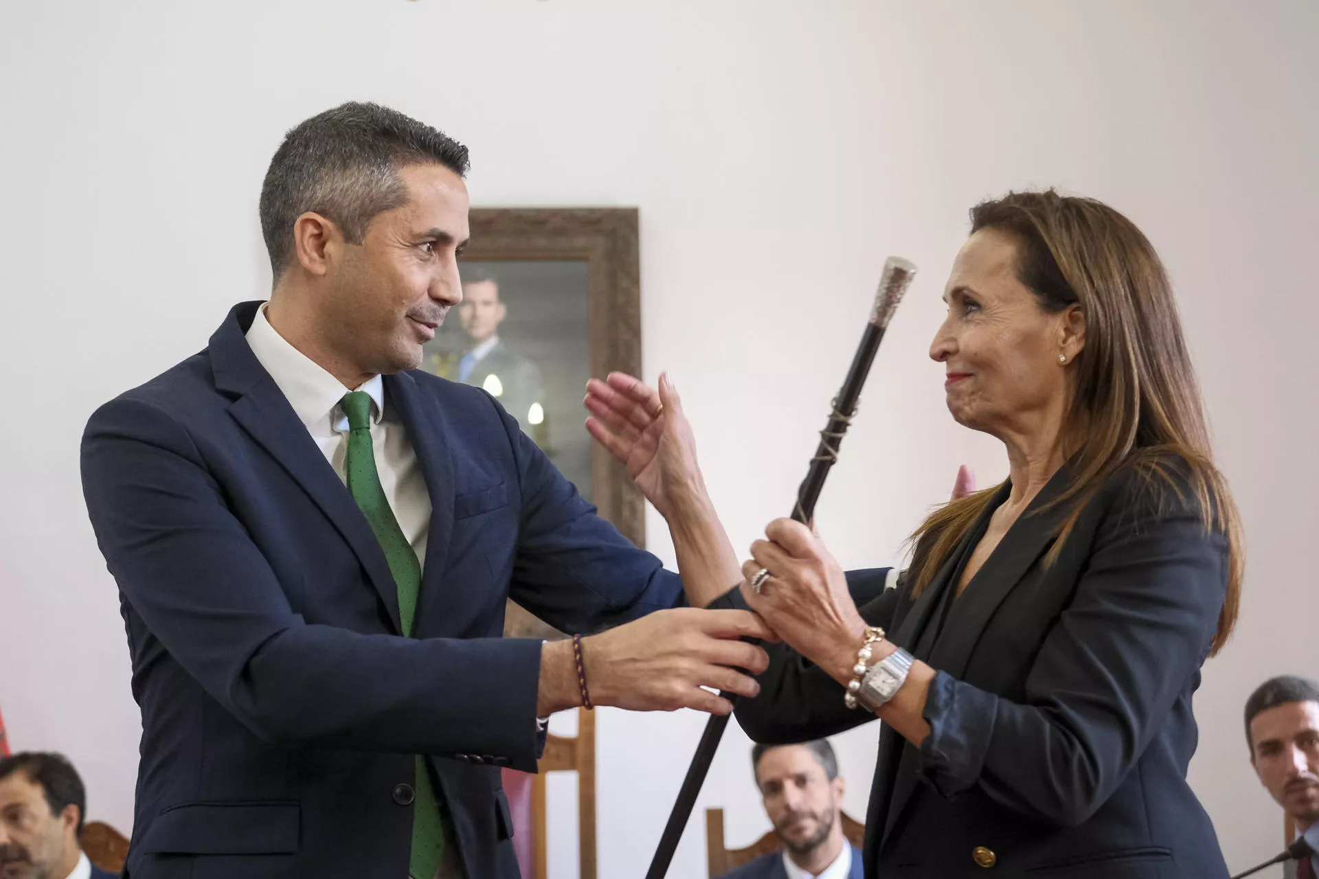 Jesús González cede el bastón de mando del Ayuntamiento de Agaete a María del Carmen Rosario tras fructificar la moción de censura. / ÁNGEL MEDINA G.-EFE